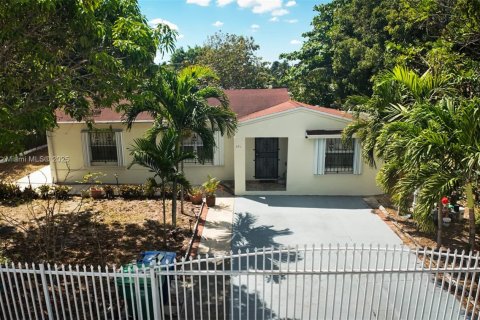 House in Miami, Florida 3 bedrooms, 142.05 sq.m. № 1705925 - photo 2
