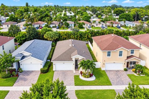 Villa ou maison à louer à Lake Worth, Floride: 4 chambres, 158.86 m2 № 2428154 - photo 2