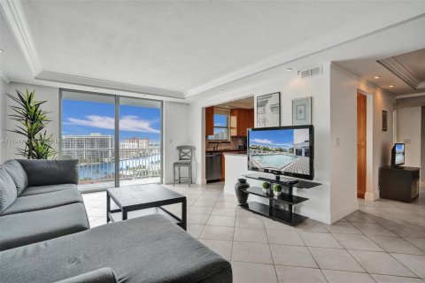 Condo in Hallandale Beach, Florida, 2 bedrooms  № 1697835 - photo 18