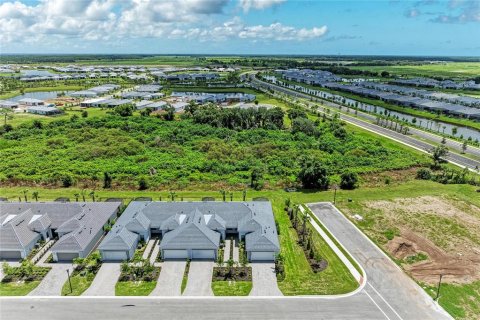 House in Lakewood Ranch, Florida 2 bedrooms, 148.83 sq.m. № 2287264 - photo 9