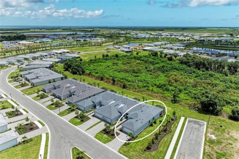 House in Lakewood Ranch, Florida 2 bedrooms, 148.83 sq.m. № 2287264 - photo 3
