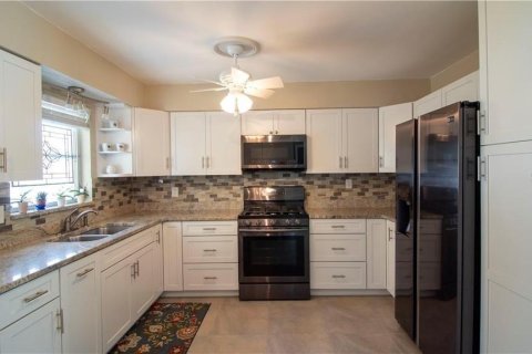 House in Saint Petersburg, Florida 2 bedrooms, 99.03 sq.m. № 2379267 - photo 5