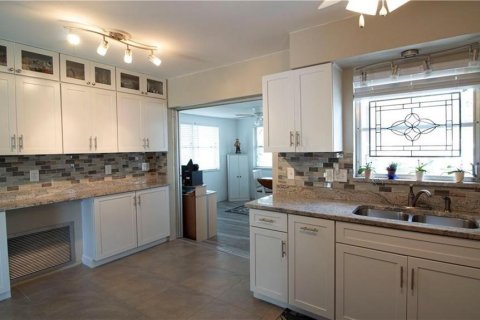 House in Saint Petersburg, Florida 2 bedrooms, 99.03 sq.m. № 2379267 - photo 6