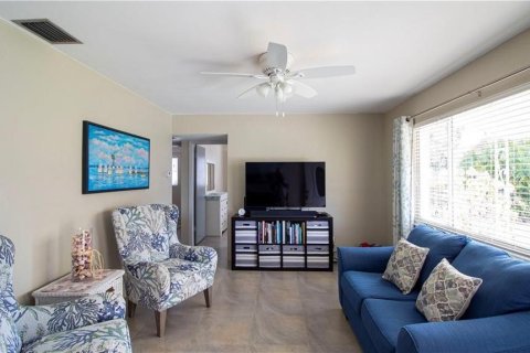 House in Saint Petersburg, Florida 2 bedrooms, 99.03 sq.m. № 2379267 - photo 2