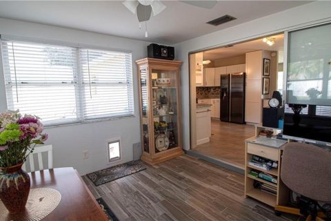 House in Saint Petersburg, Florida 2 bedrooms, 99.03 sq.m. № 2379267 - photo 8