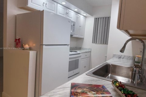 Condo in Deerfield Beach, Florida, 2 bedrooms № 1964900 - photo 5