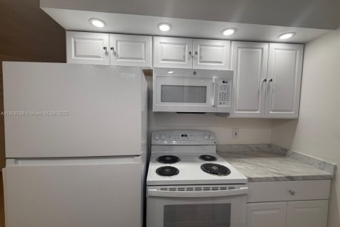 Condo in Deerfield Beach, Florida, 2 bedrooms № 1964900 - photo 7