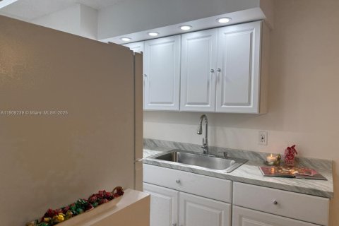 Condo in Deerfield Beach, Florida, 2 bedrooms № 1964900 - photo 9
