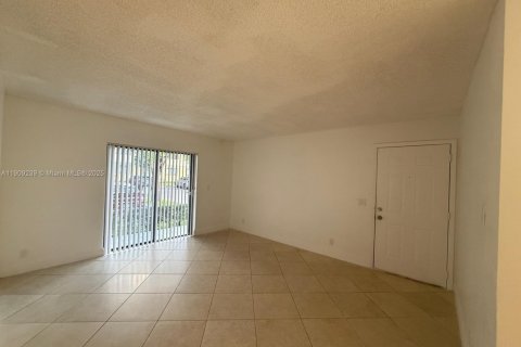 Condo in Deerfield Beach, Florida, 2 bedrooms № 1964900 - photo 2
