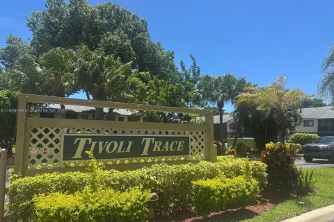 Condo in Deerfield Beach, Florida, 2 bedrooms № 1964900 - photo 1