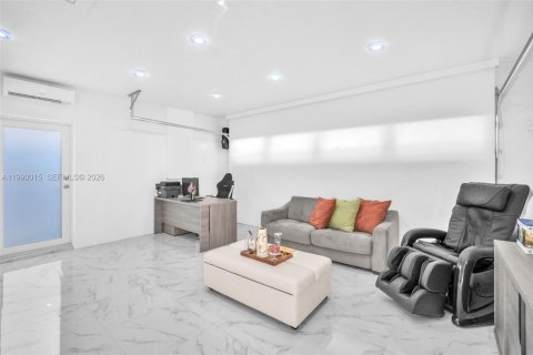Casa en venta en Miami, Florida, 4 dormitorios, 214.79 m2 № 2058957 - foto 23