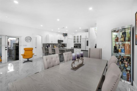 Casa en venta en Miami, Florida, 4 dormitorios, 214.79 m2 № 2058957 - foto 13