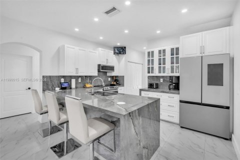 Casa en venta en Miami, Florida, 4 dormitorios, 214.79 m2 № 2058957 - foto 15