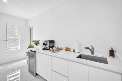 Casa en venta en Miami, Florida, 4 dormitorios, 214.79 m2 № 2058957 - foto 25