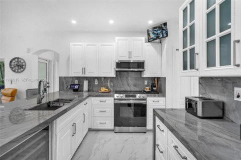 Casa en venta en Miami, Florida, 4 dormitorios, 214.79 m2 № 2058957 - foto 17