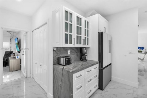 Casa en venta en Miami, Florida, 4 dormitorios, 214.79 m2 № 2058957 - foto 20