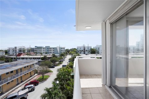 Condo in Miami Beach, Florida, 1 bedroom  № 1889525 - photo 20