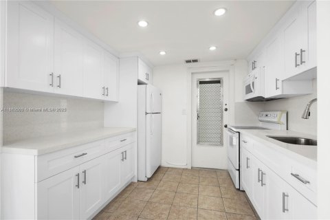 Condo in Miami Beach, Florida, 1 bedroom  № 1889525 - photo 4