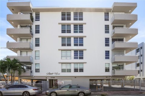 Condo in Miami Beach, Florida, 1 bedroom  № 1889525 - photo 24