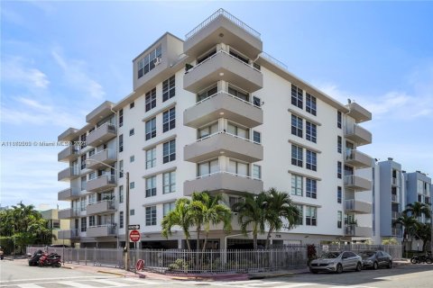 Condo in Miami Beach, Florida, 1 bedroom  № 1889525 - photo 23