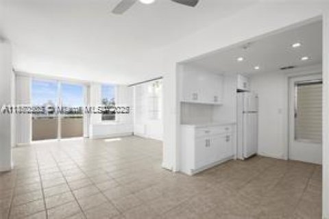 Condo in Miami Beach, Florida, 1 bedroom  № 1889525 - photo 8