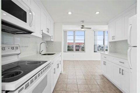 Condo in Miami Beach, Florida, 1 bedroom  № 1889525 - photo 1