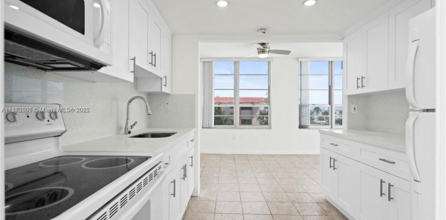 Condo in Miami Beach, Florida, 1 bedroom  № 1889525