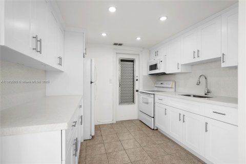 Condo in Miami Beach, Florida, 1 bedroom  № 1889525 - photo 5