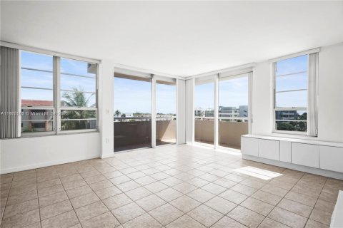 Condo in Miami Beach, Florida, 1 bedroom  № 1889525 - photo 2