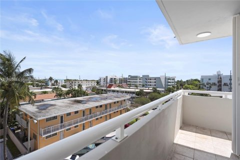 Condo in Miami Beach, Florida, 1 bedroom  № 1889525 - photo 11