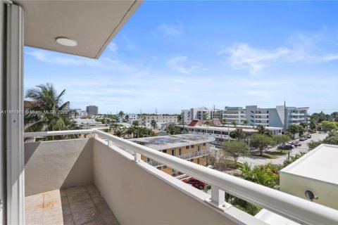 Condo in Miami Beach, Florida, 1 bedroom  № 1889525 - photo 19