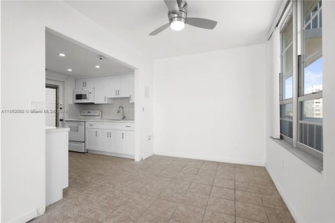 Condo in Miami Beach, Florida, 1 bedroom  № 1889525 - photo 10