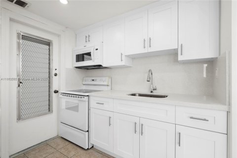 Condo in Miami Beach, Florida, 1 bedroom  № 1889525 - photo 6