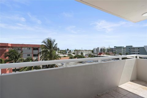 Condo in Miami Beach, Florida, 1 bedroom  № 1889525 - photo 3