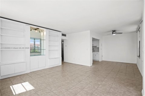 Condo in Miami Beach, Florida, 1 bedroom  № 1889525 - photo 9