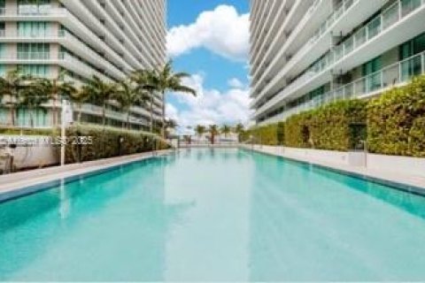 Condominio en alquiler en Miami, Florida, 1 dormitorio, 65.5 m2 № 1944801 - foto 1