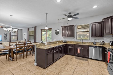 House in Davenport, Florida 6 bedrooms, 321.91 sq.m. № 2128271 - photo 10