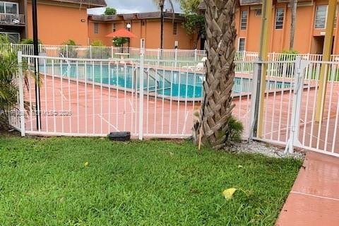 Купить кондоминиум в Майами, Флорида 1 спальня, 70.61м2, № 2050991 - фото 14