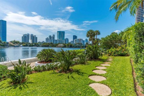 Townhouse in Aventura, Florida 2 bedrooms, 237.83 sq.m. № 1925504 - photo 1