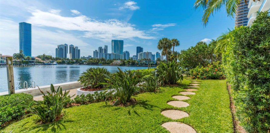 Townhouse in Aventura, Florida 2 bedrooms, 237.83 sq.m. № 1925504