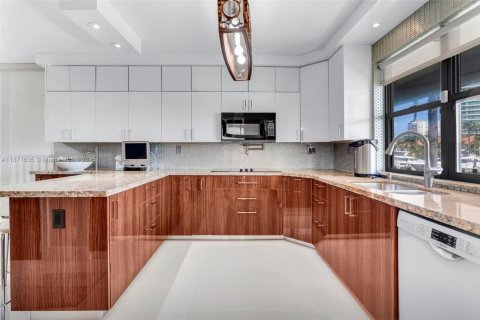 Townhouse in Aventura, Florida 2 bedrooms, 237.83 sq.m. № 1925504 - photo 9