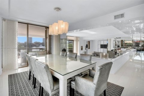 Townhouse in Aventura, Florida 2 bedrooms, 237.83 sq.m. № 1925504 - photo 15