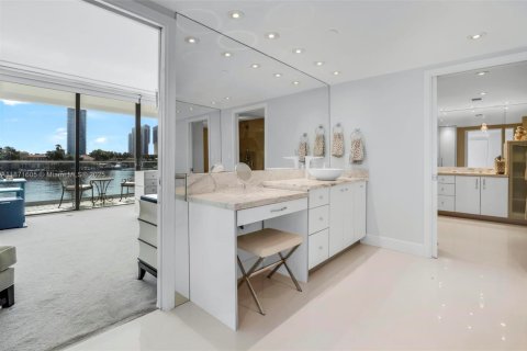 Townhouse in Aventura, Florida 2 bedrooms, 237.83 sq.m. № 1925504 - photo 30