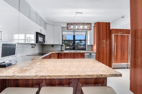 Townhouse in Aventura, Florida 2 bedrooms, 237.83 sq.m. № 1925504 - photo 10