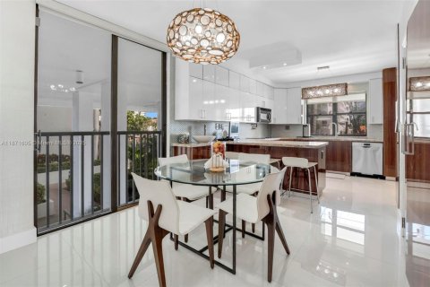 Townhouse in Aventura, Florida 2 bedrooms, 237.83 sq.m. № 1925504 - photo 13