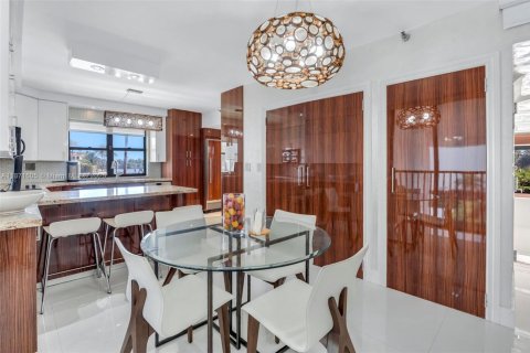 Townhouse in Aventura, Florida 2 bedrooms, 237.83 sq.m. № 1925504 - photo 12