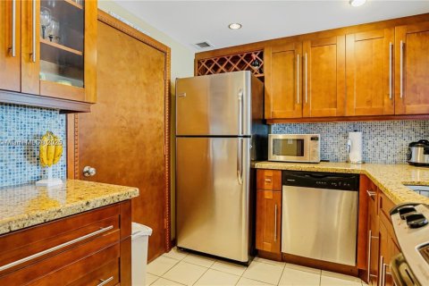 Condo in Miami Beach, Florida, 1 bedroom  № 2037093 - photo 5