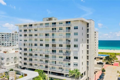 Condo in Miami Beach, Florida, 1 bedroom  № 2037093 - photo 2