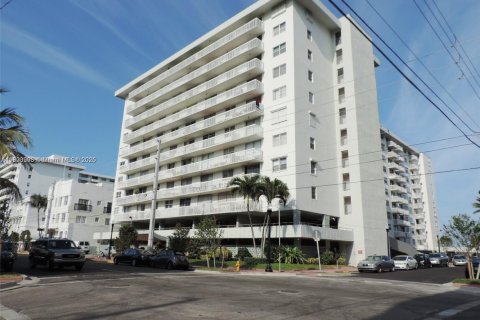 Condo in Miami Beach, Florida, 1 bedroom  № 2037093 - photo 15