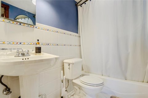 Condo in Miami Beach, Florida, 1 bedroom  № 2037093 - photo 7